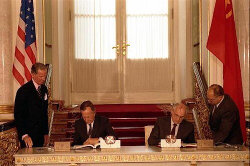 George H. W. Bush and Mikhail Gorbachev at the signing of the START treaty, Moscow, 31 July 1991