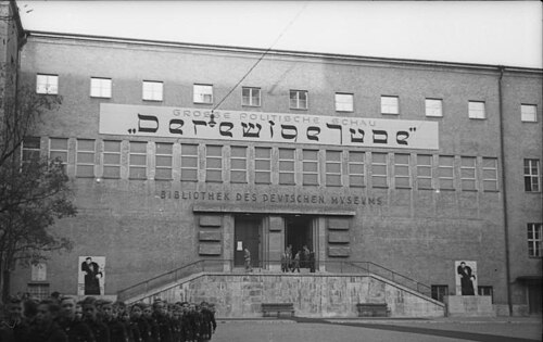 Front of the Der ewige Jude exhibition building, Munich, November 1937