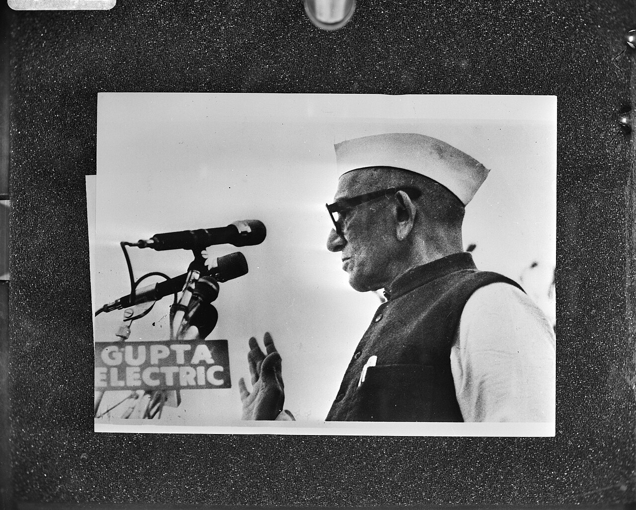 Morarji Desai speaking at a public meeting, filed in the Anefo series "Elections in India", 21 March 1977
