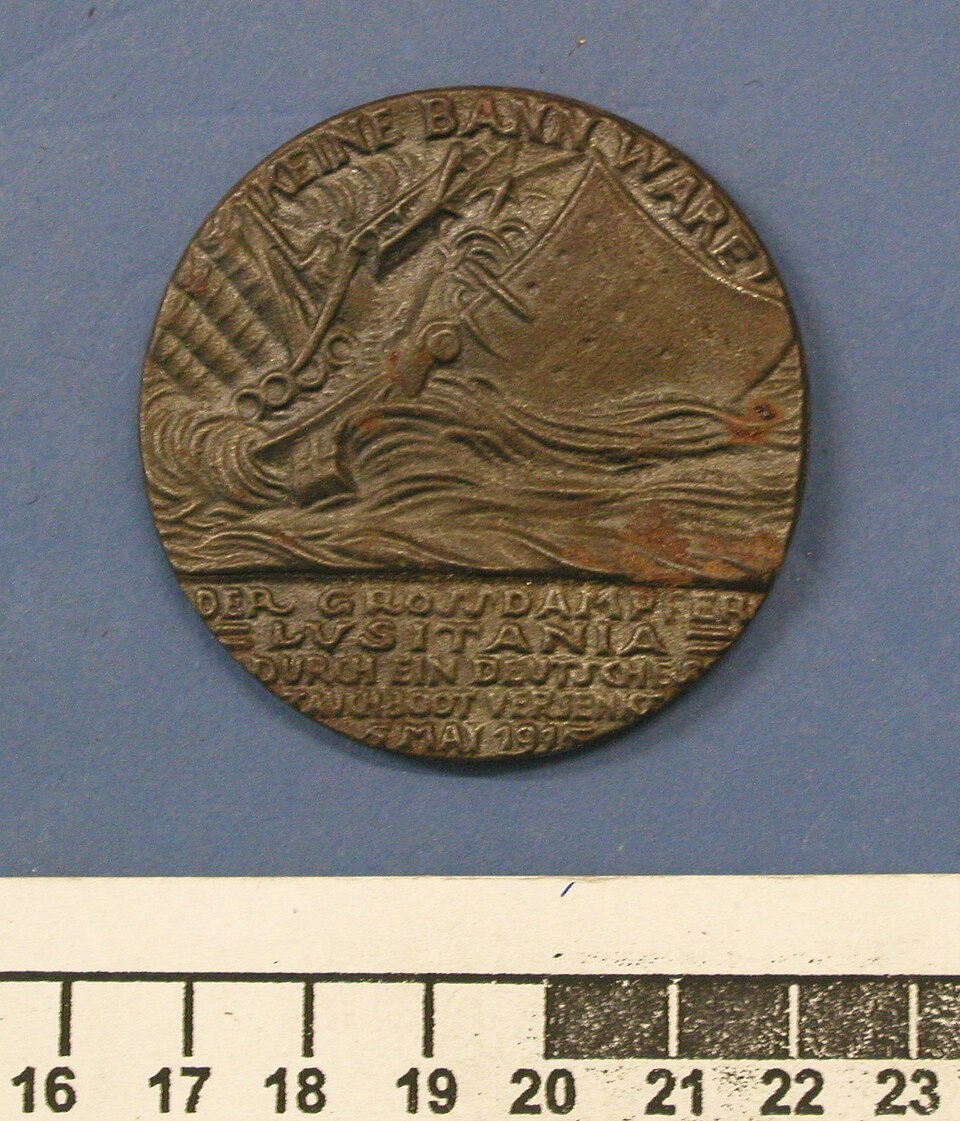 British copy of the Goetz medal, obverse: the Lusitania sinking under Keine Bannware