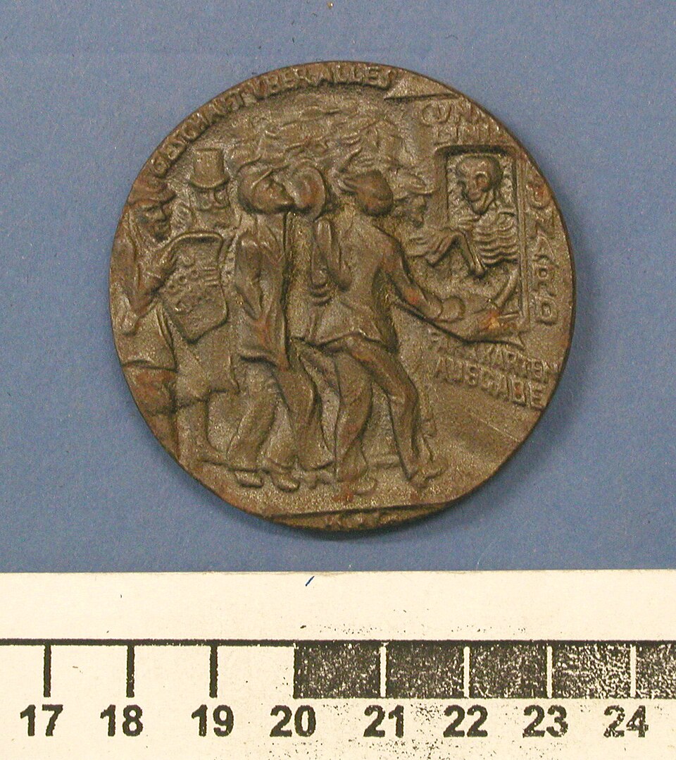 British copy of the Goetz medal, reverse: Death sells tickets at the Cunard office under Geschäft über alles