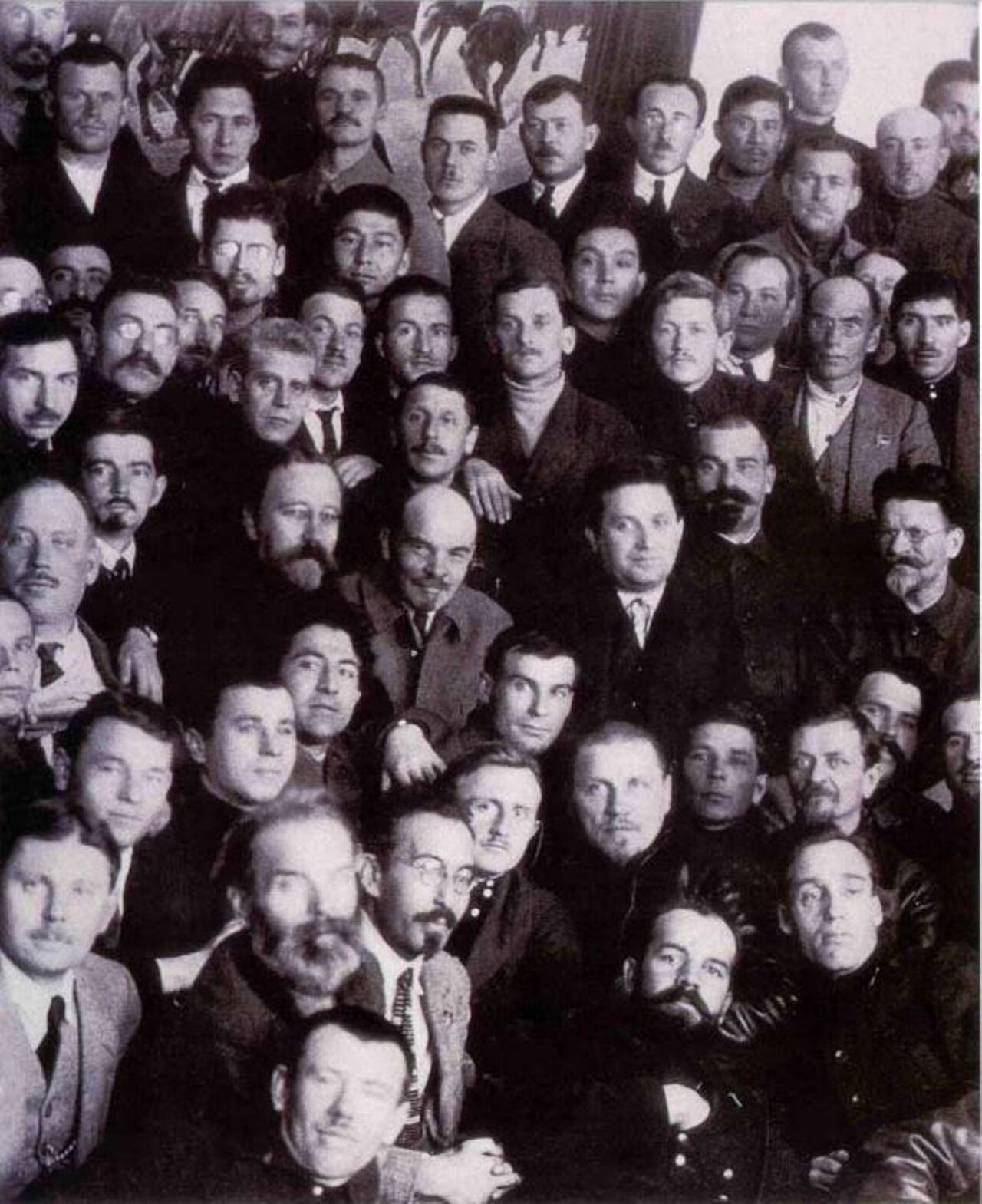 A large group photograph from the October 1922 session of the All-Russian Central Executive Committee, with Lenin, Zinoviev, Kamenev and Vyshinsky among the delegates