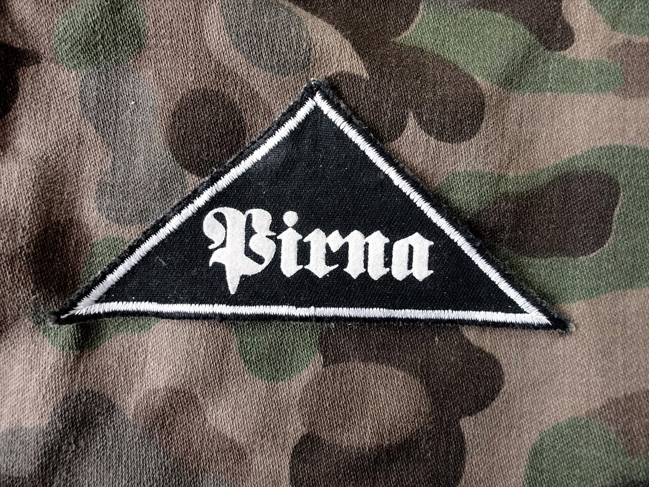 Regional sleeve insignia ("Gaudreieck") of the Adolf Hitler Schule Pirna
