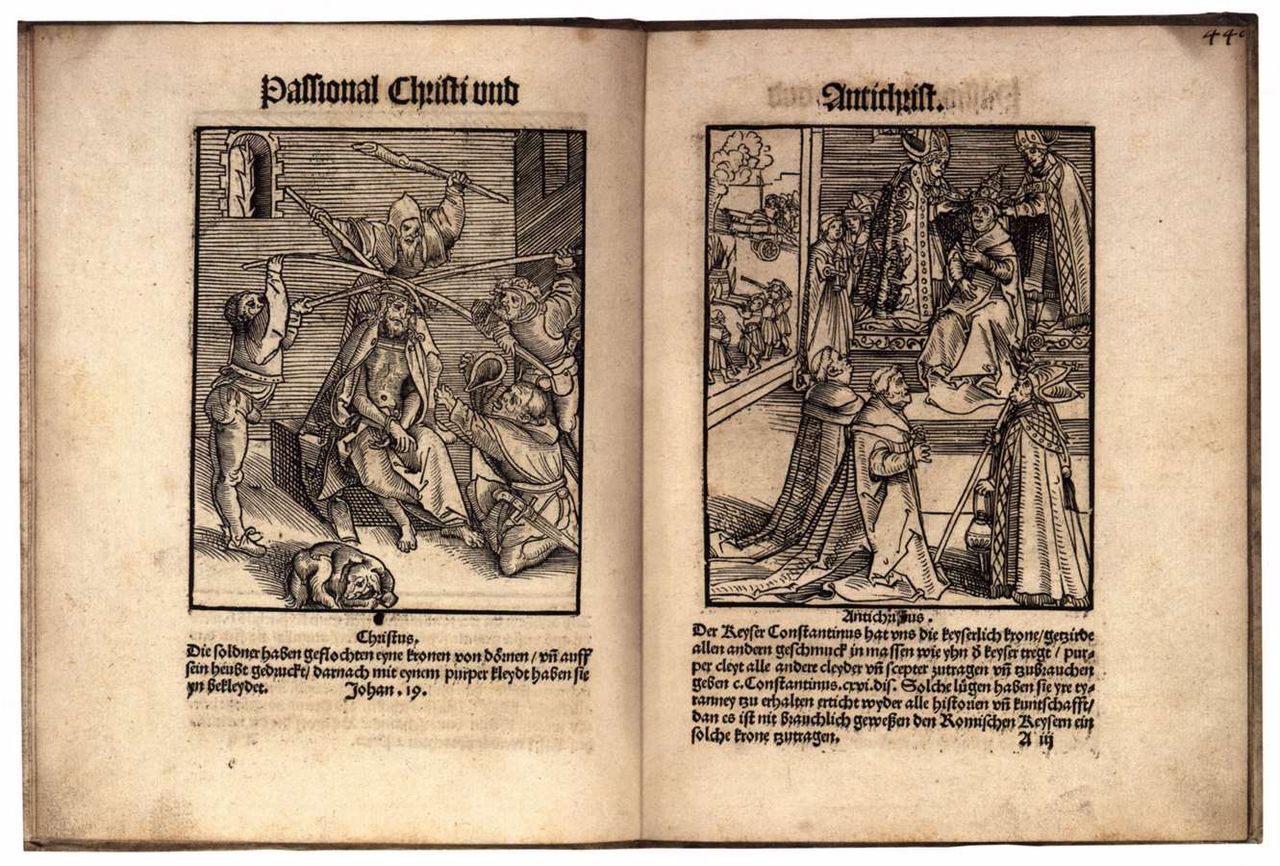 Two facing woodcut pages headed "Passional Christi und" and "Antichrist": on the left, soldiers crown Christ with thorns and strike him with staves; on the right, a pope enthroned is crowned with the triple tiara while clergy kneel before him
