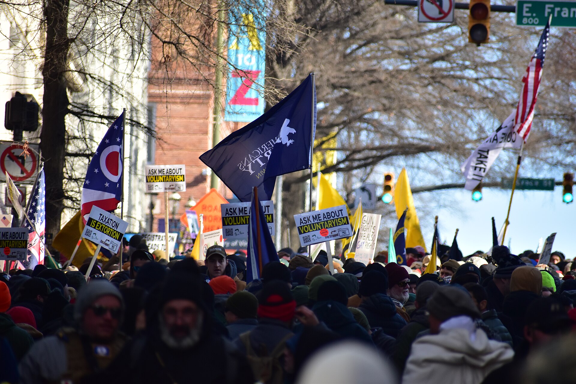 Crowd with Gadsden, "Come and take it" and US flags and "Ask me about voluntaryism" signs at Lobby Day, Richmond, 20 January 2020
