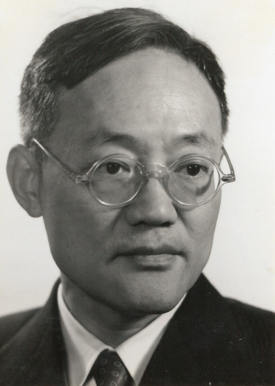 Head-and-shoulders portrait of the writer Ba Jin in round glasses, photographed in East Berlin in January 1956