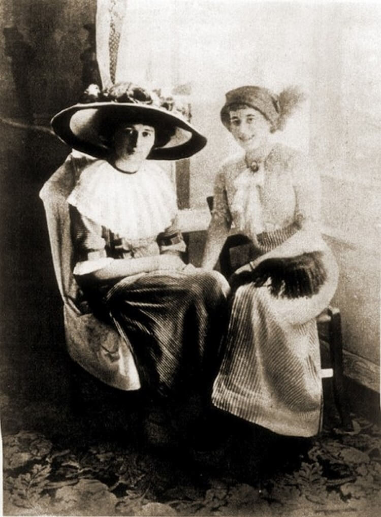 Studio photograph of Anna Akhmatova with a friend in Italy, 1912