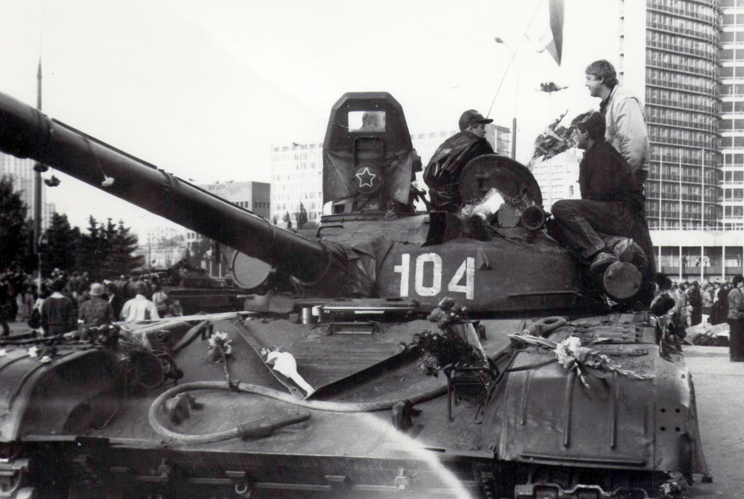 T-72 tank in Moscow with civilians standing on it, August 1991