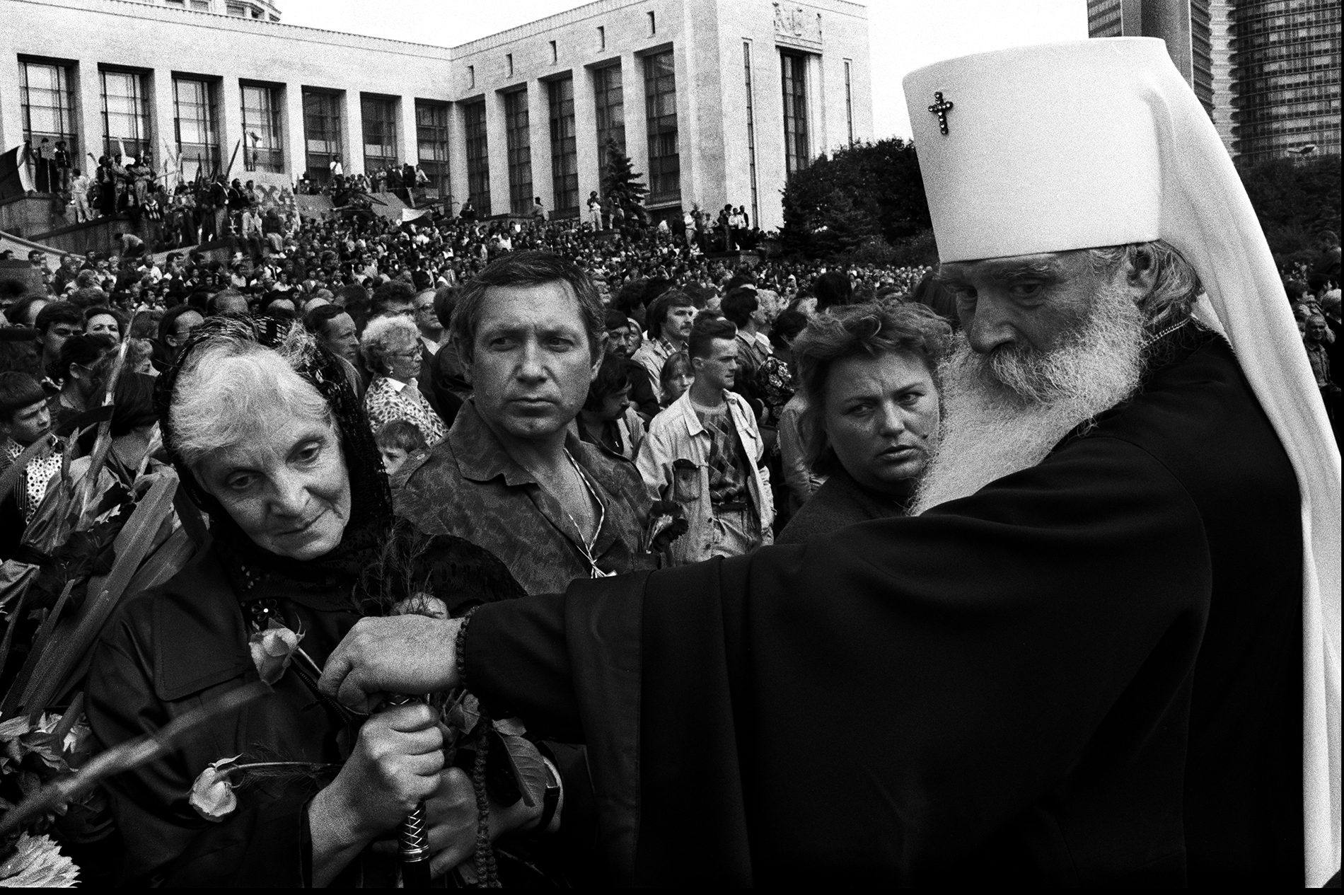 Crowd at the Russian parliament building, Moscow, August 1991