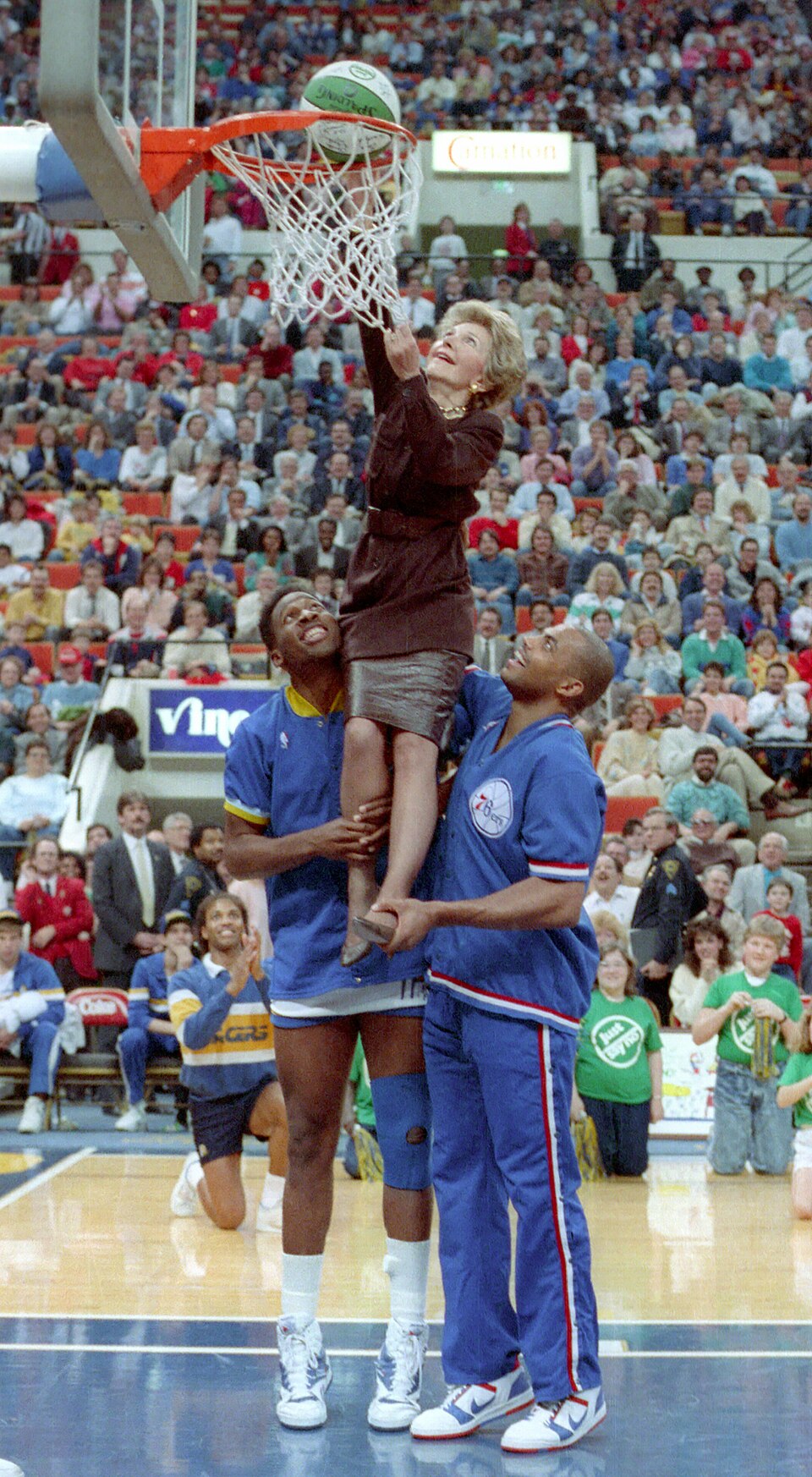 Nancy Reagan lifted to the basket by Charles Barkley and Wayman Tisdale, 1988