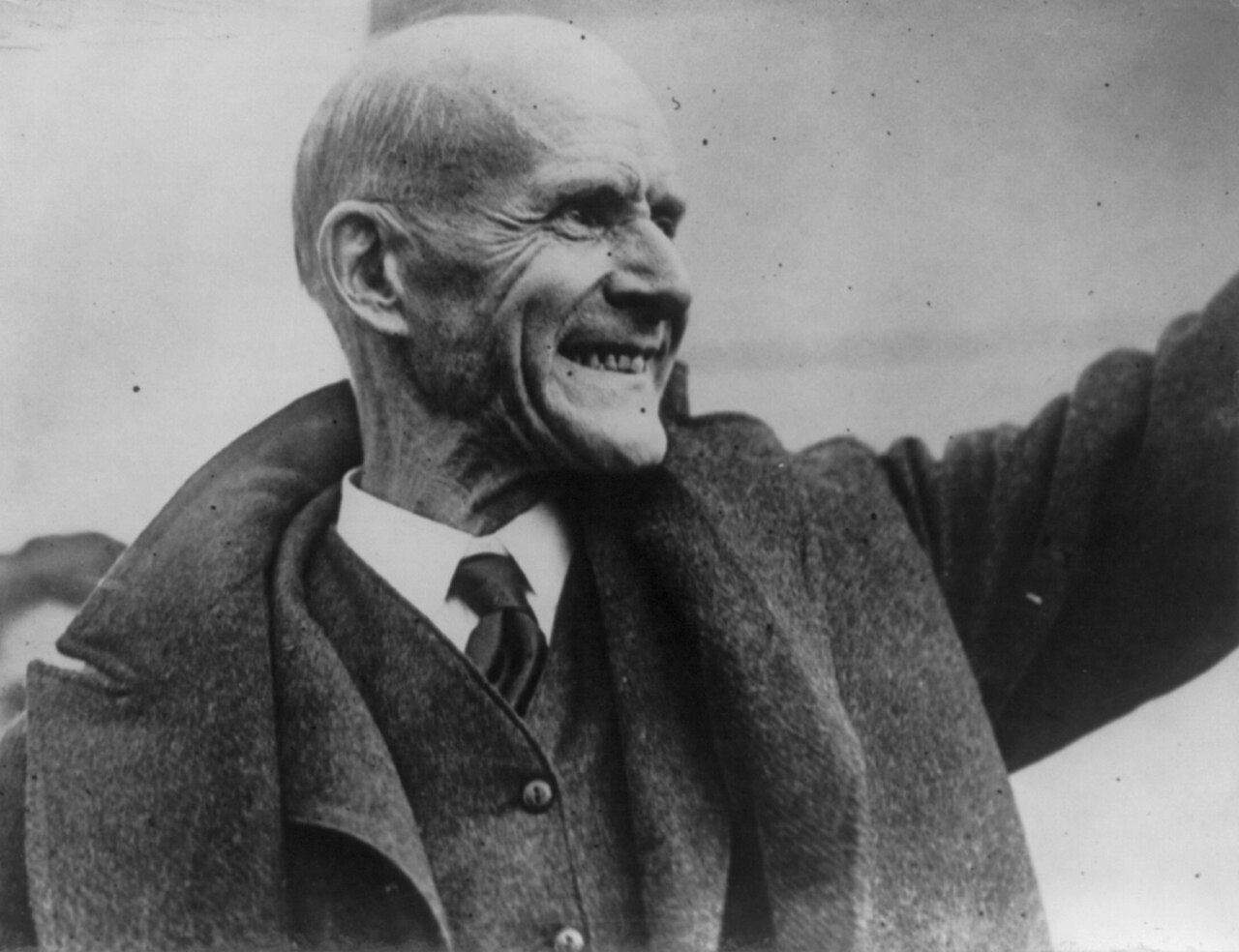 Eugene V. Debs, in a suit and hat, leaving the federal penitentiary in Atlanta, surrounded by a group of men