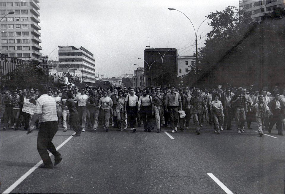 Marchers on Kalininsky Prospekt heading from the Kremlin toward the Russian White House, Moscow, 19 August 1991