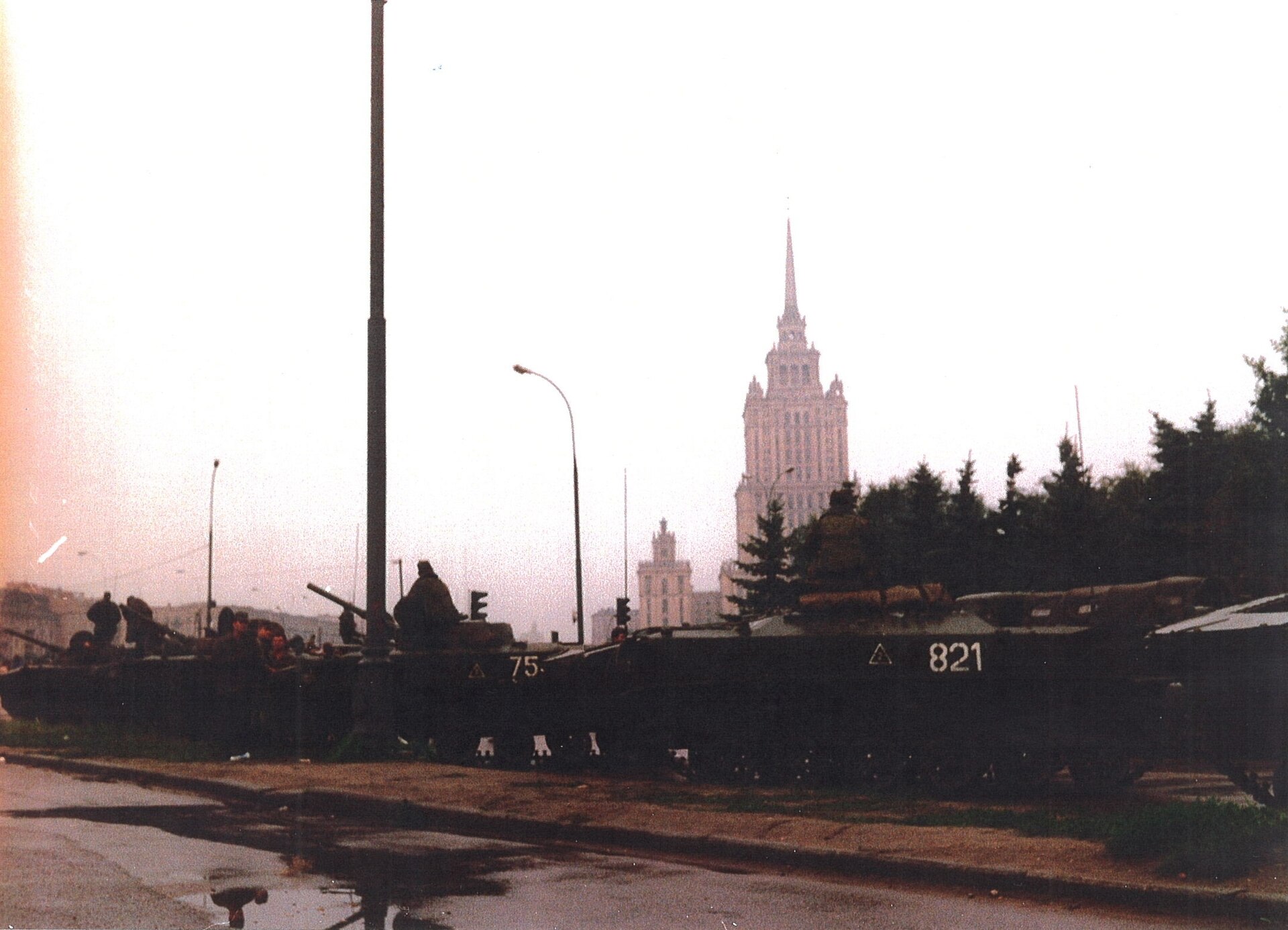 Tanks stationed at the entrance to the Russian White House on the Krasnopresnenskaya Embankment, Moscow, 20 August 1991