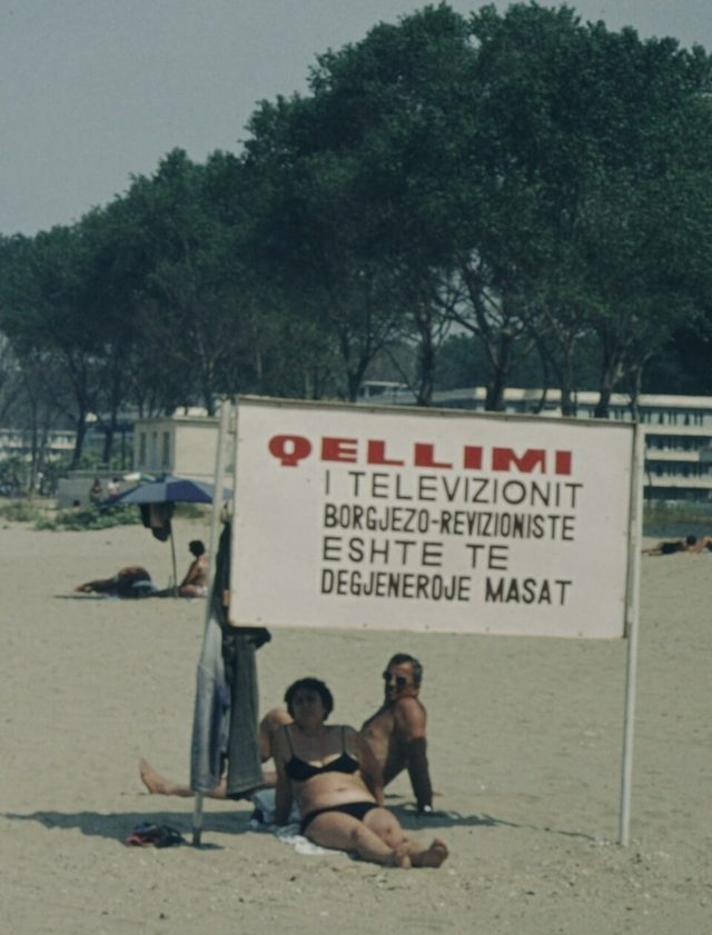 "Qëllimi i televizionit borgjezo-revizioniste": beach sign against foreign television, Durrës, 1978