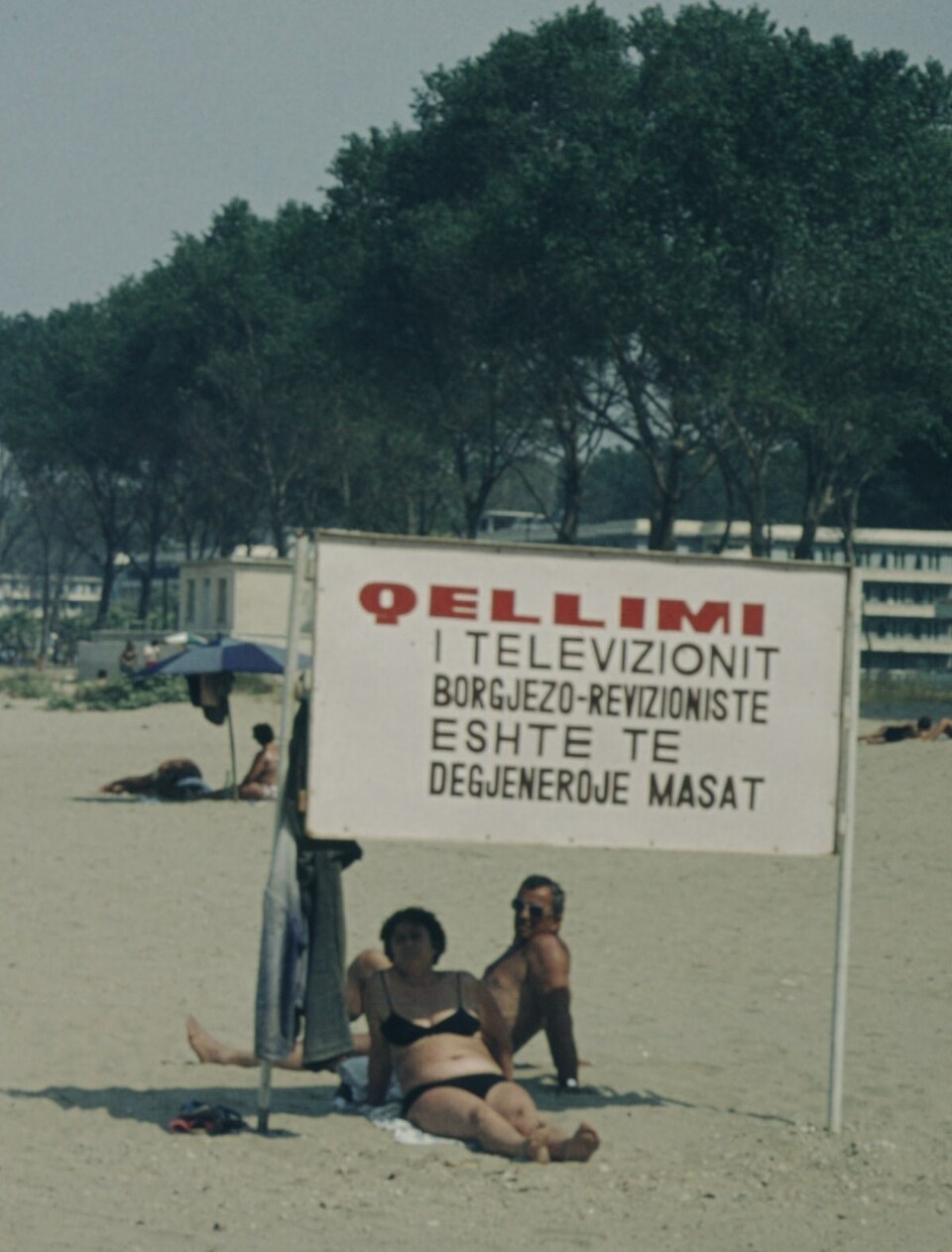 "Qëllimi i televizionit borgjezo-revizioniste": beach sign against foreign television, Durrës, 1978
