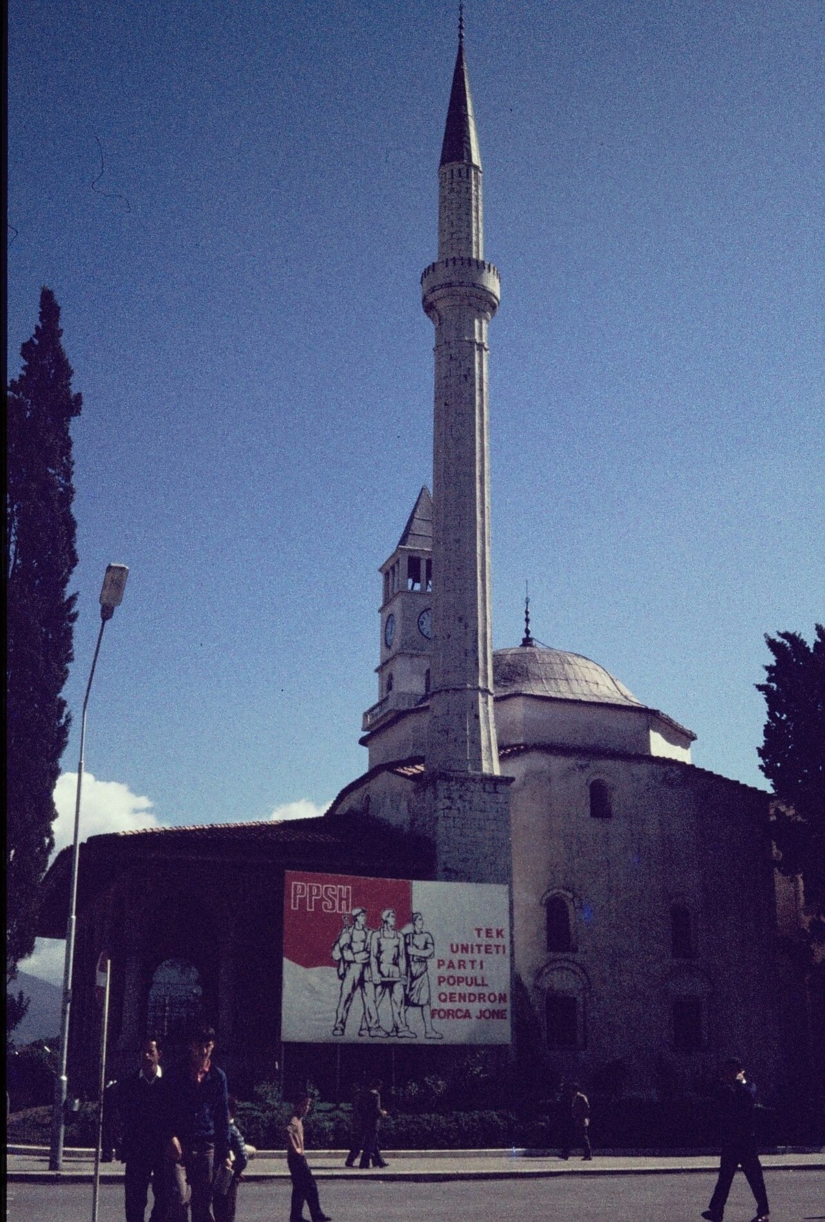 "Tek uniteti Parti-Popull qëndron forca jonë": Party of Labour board in front of the Ethem Bey Mosque, Tirana, 1978