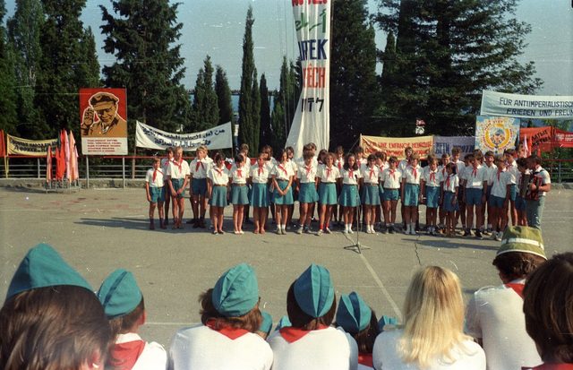 Multilingual banners at the Artek international Pioneer camp, Gurzuf: "Für antiimperialistischen Frieden und Freundschaft"
