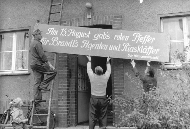 "Am 13. August gab's roten Pfeffer": house-community banner, Bitterfeld