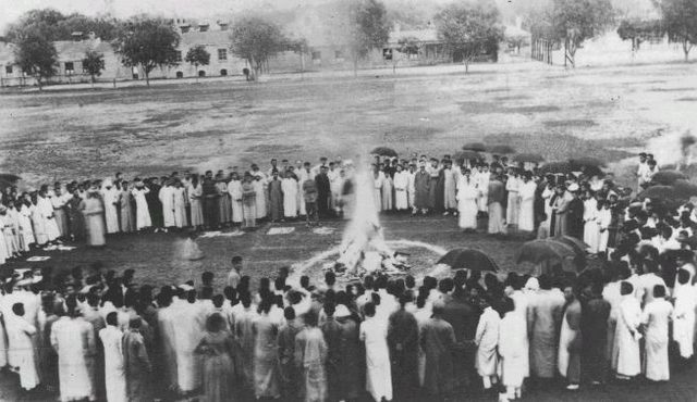 Students burning Japanese goods, Tsinghua School