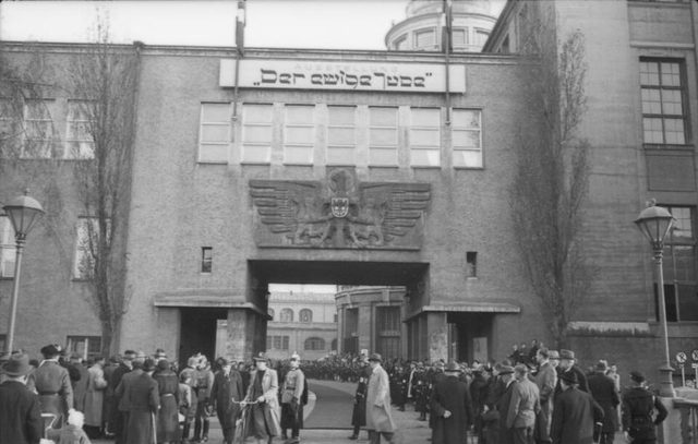 Ausstellung »Der ewige Jude«: Eingang mit Besuchern (Munich)