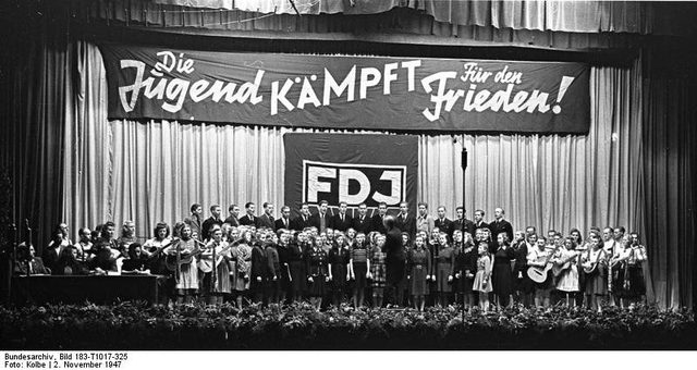 "Die Jugend kämpft für den Frieden!": founding ceremony of the Berlin FDJ, Friedrichstadtpalast