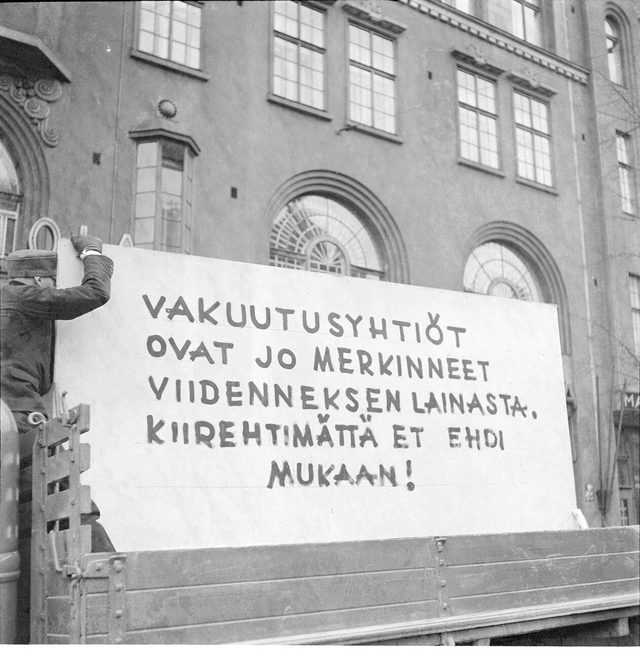 Vakuutusyhtiöt ovat jo merkinneet viidenneksen lainasta (The Insurance Companies Have Already Subscribed a Fifth of the Loan): Finnish loan board on a truck