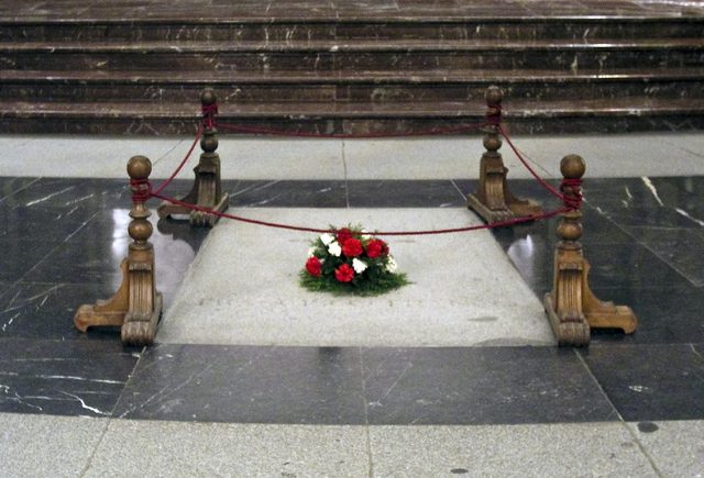 Franco's tomb before the high altar, Valley of the Fallen (photograph, 2005)