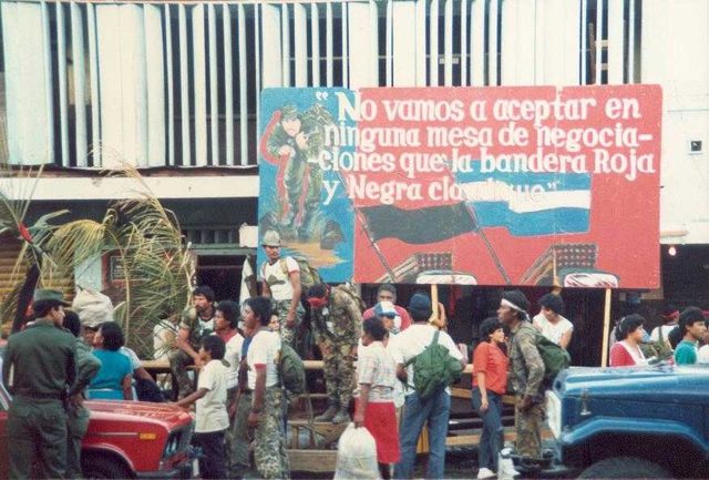 "No vamos a aceptar... que la bandera Roja y Negra claudique": billboard, León, Nicaragua