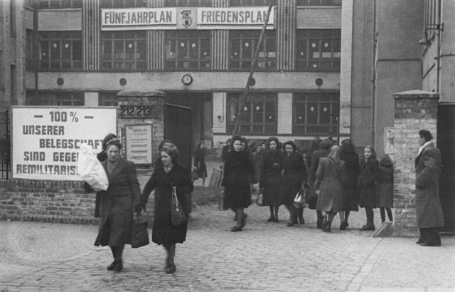 "100% unserer Belegschaft sind gegen Remilitarisierung": factory gate boards, Werk Fortschritt II, Berlin