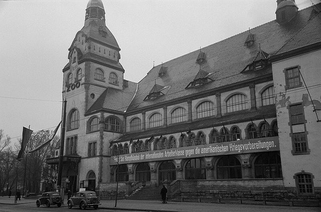 "…gegen die amerikanischen Kriegsvorbereitungen": banner on a congress hall, Rössing photograph