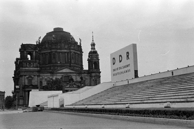 "DDR: Das ist die Zukunft Deutschlands": grandstand board beside Berlin Cathedral
