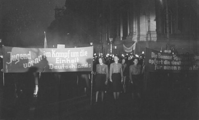 "Jugend voran im Kampf um die Einheit Deutschlands": FDJ torchlight march, Berlin