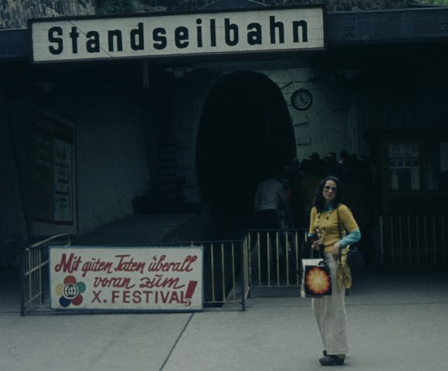 "Mit guten Taten überall voran zum X. Festival!": hand-painted sign, Dresden funicular station