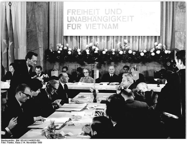 "Freiheit und Unabhängigkeit für Vietnam": signing of the Vietnam appeal, East Berlin
