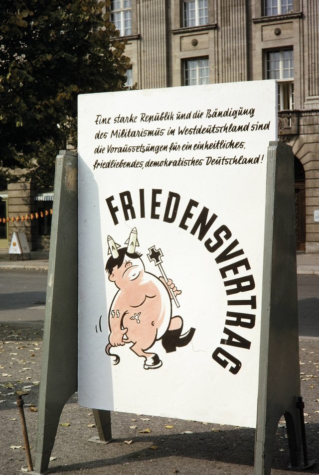 FRIEDENSVERTRAG: East Berlin street board on a German peace treaty