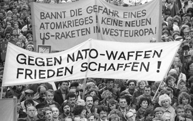 "Keine neuen US-Raketen in Westeuropa!": peace manifestation, Halle