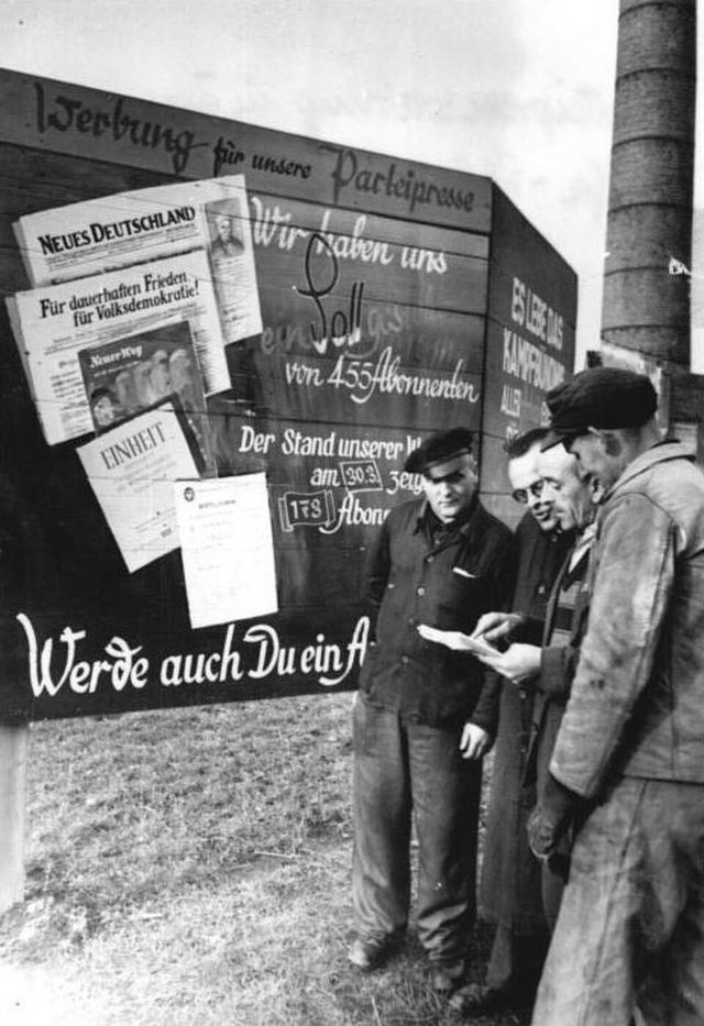 "Werbung für unsere Parteipresse": subscription-drive board, IFA tractor works, Nordhausen