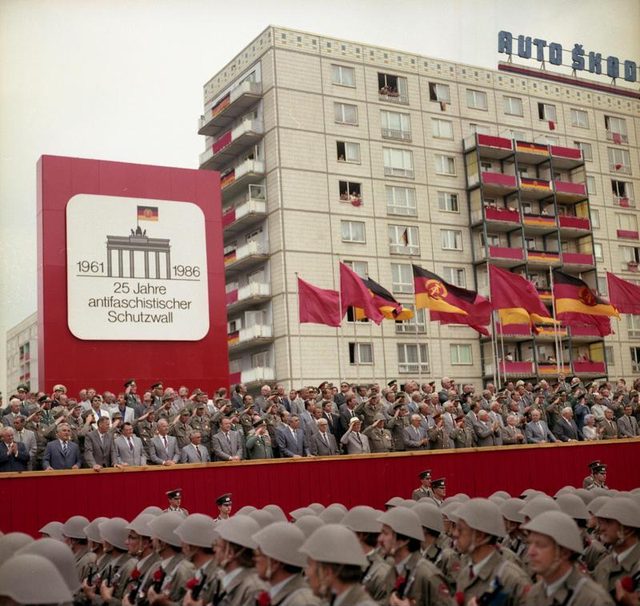 "25 Jahre antifaschistischer Schutzwall": Kampfappell parade, Karl-Marx-Allee, Berlin