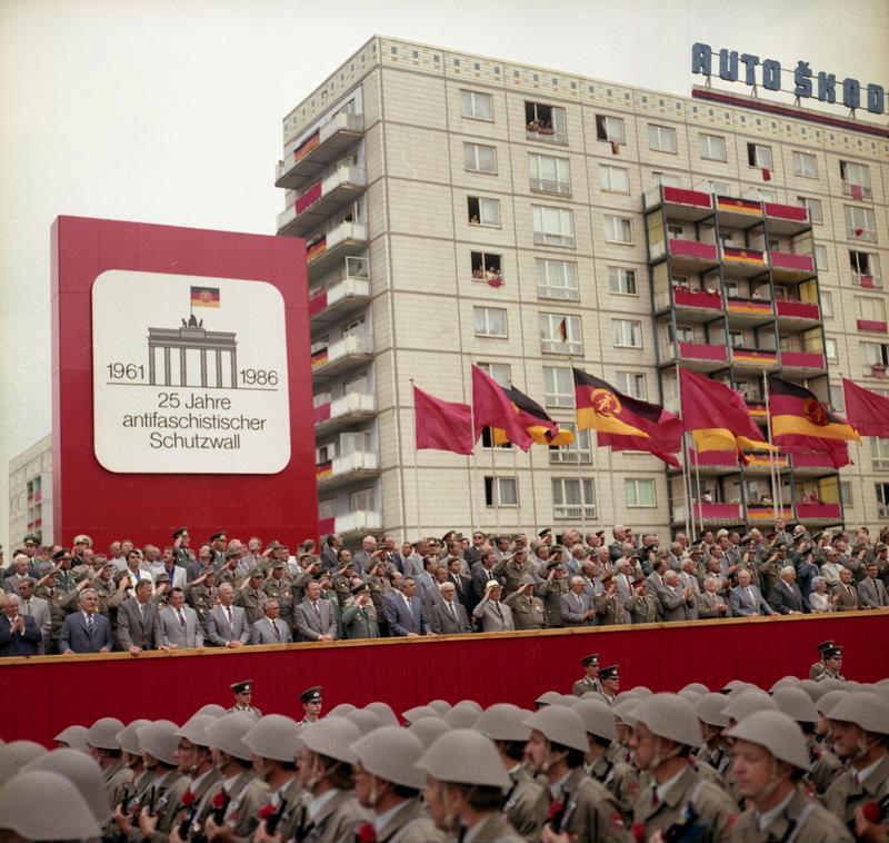 "25 Jahre antifaschistischer Schutzwall": Kampfappell parade, Karl-Marx-Allee, Berlin