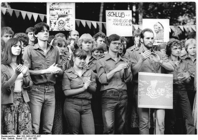 "Schluß mit der israelischen Aggression": FDJ students' Lebanon solidarity meeting, Berlin