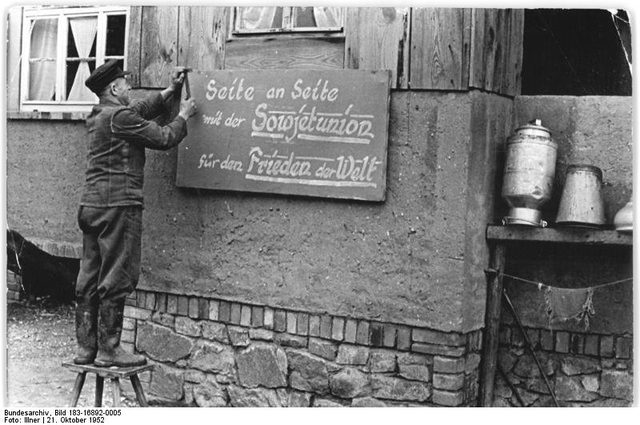 "Seite an Seite mit der Sowjetunion für den Frieden der Welt": sign on a farmhouse, Schenkenberg