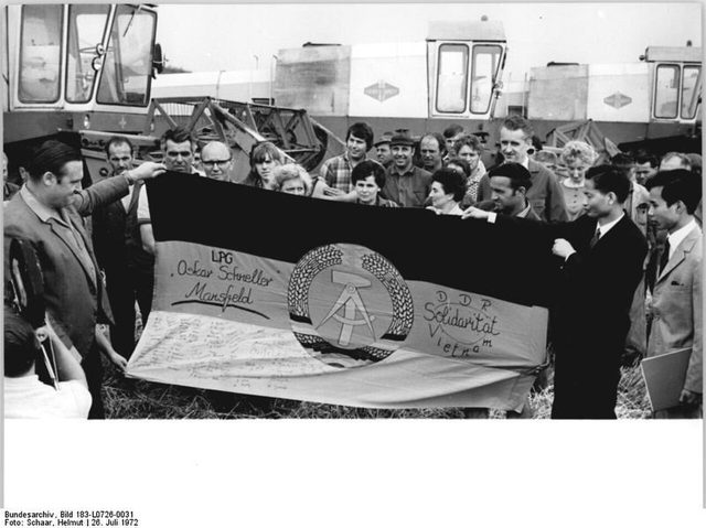 Signed "Fahne der Solidarität" handed to a DRV diplomat, LPG Mansfeld