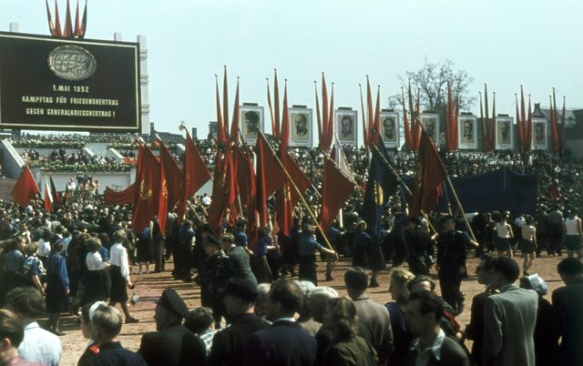 "Kampftag für Friedensvertrag gegen Generalkriegsvertrag": May Day 1952 rally board, East Berlin