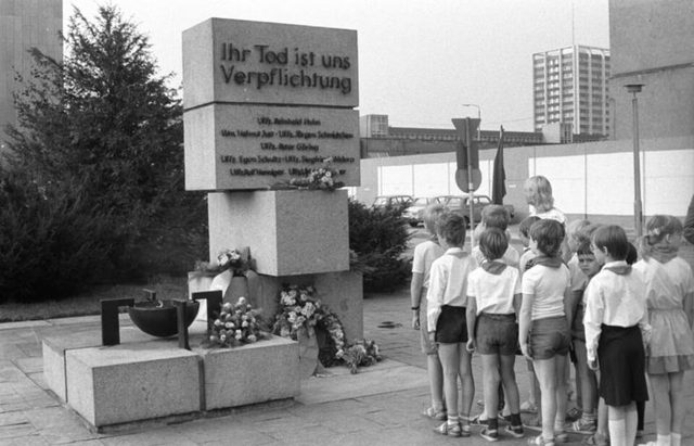 "Ihr Tod ist uns Verpflichtung": Pioneers at the border-troops memorial, Berlin
