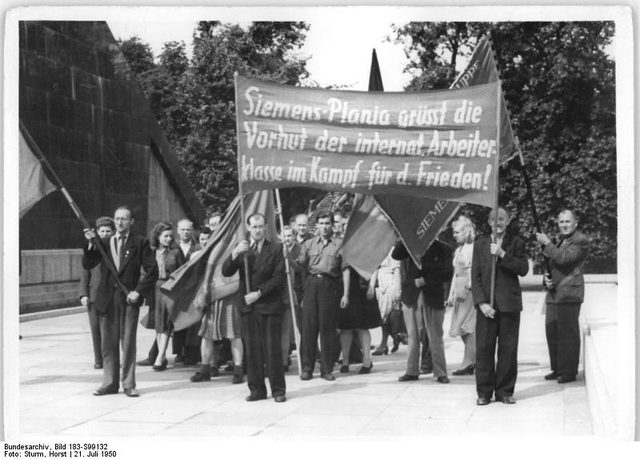 "Siemens-Plania grüßt die Vorhut der internat. Arbeiterklasse": factory delegation at the Soviet memorial, Treptow