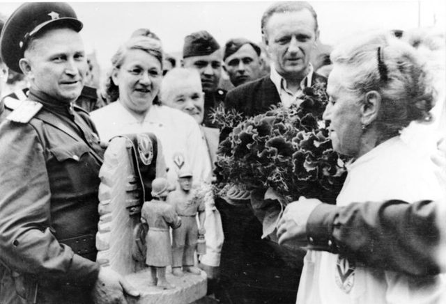 Berliners present gifts to Soviet soldiers "for their considered intervention" on 17 June 1953