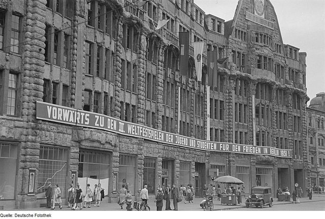 "Vorwärts zu den III. Weltfestspielen … für den Frieden in Berlin 1951!": banner on the Konsum department store