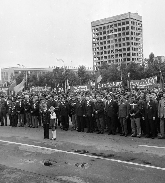 Slogan banners at a rally on Lenin Square, Gomel: "Слава КПСС!" (Glory to the CPSU!)