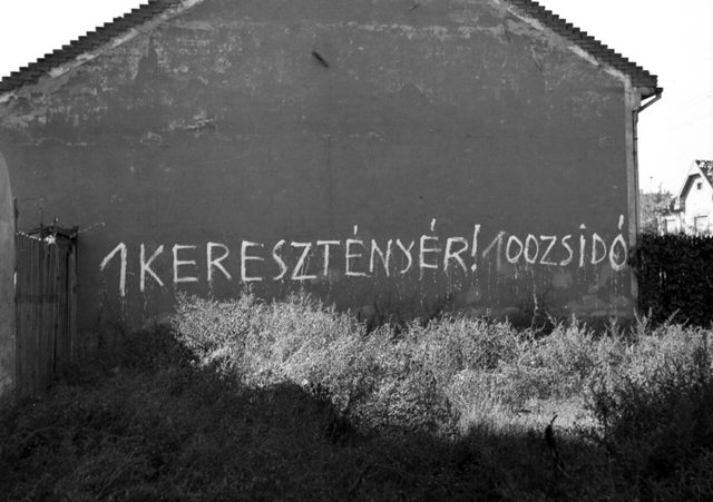 Wall inscription '1 keresztényér[t]! 100 zsidó' (1 Christian [for] 100 Jews), Hungary