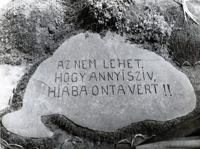 Carved stone: 'Az nem lehet, hogy annyi szív, hiába onta vért!!' (Vörösmarty, Szózat)